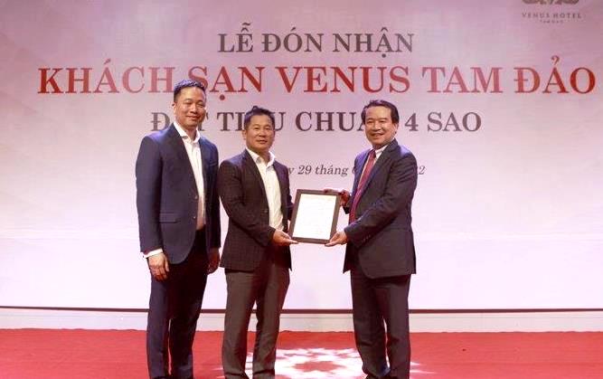 Phó Tổng cục trưởng TCDL Hà Văn Siêu trao quyết định công nhận đạt tiêu chuẩn 4 sao cho Khách sạn Venus Tam Đảo